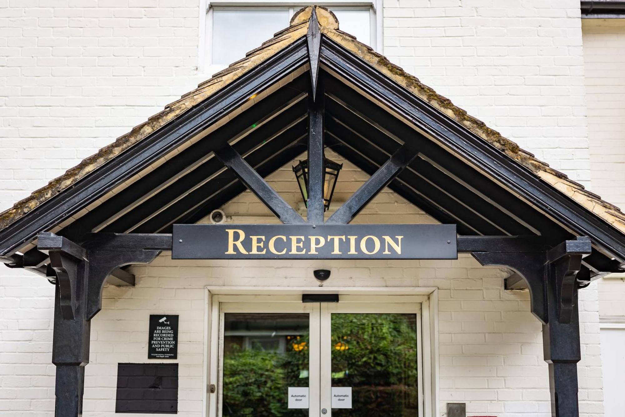 The Red Lion Hotel Хилингдън Екстериор снимка