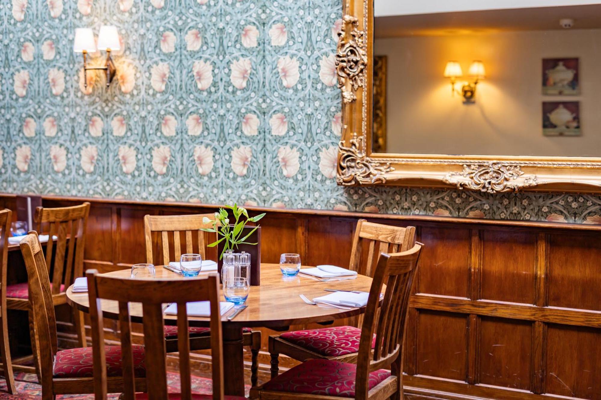 The Red Lion Hotel Хилингдън Екстериор снимка