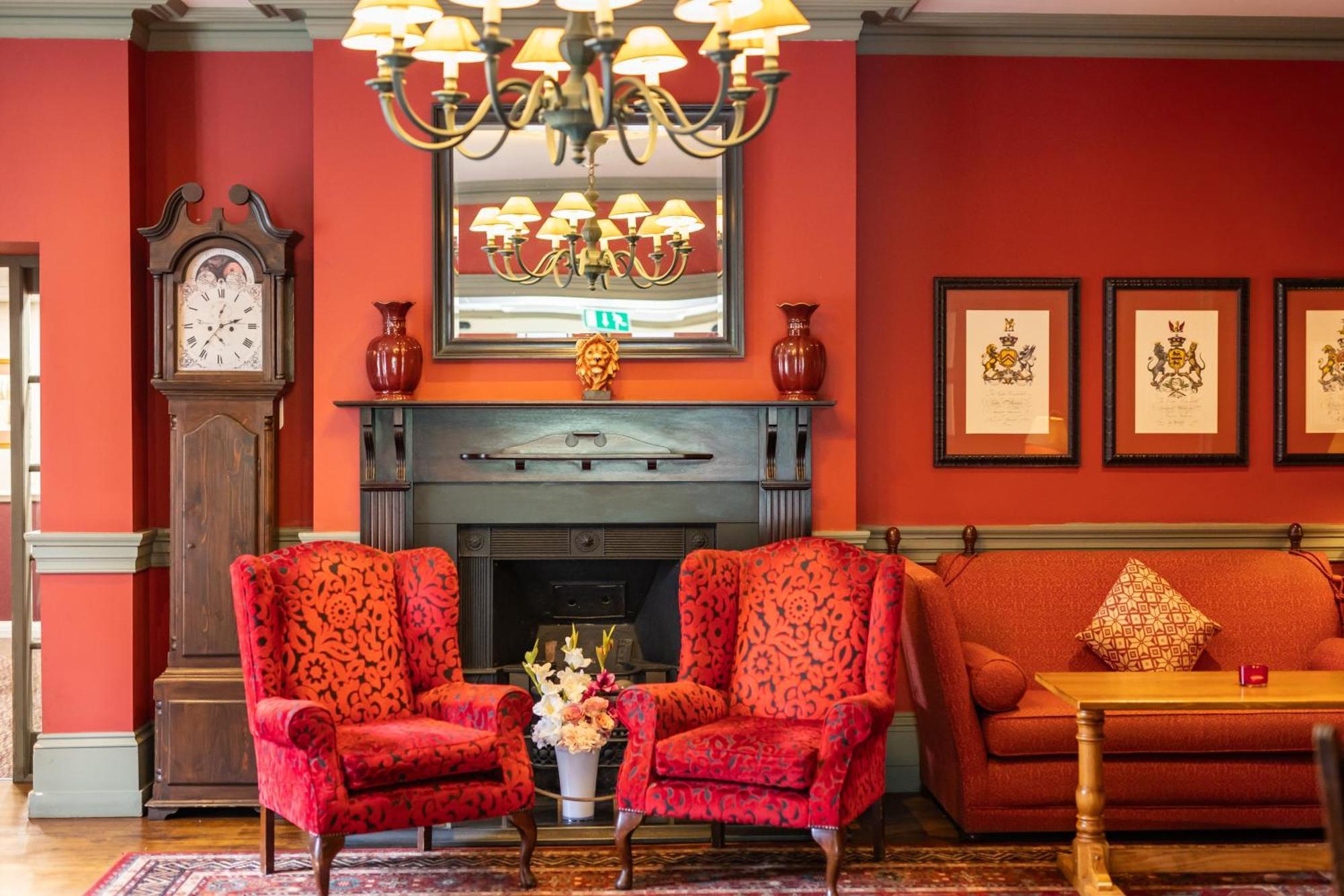 The Red Lion Hotel Хилингдън Екстериор снимка