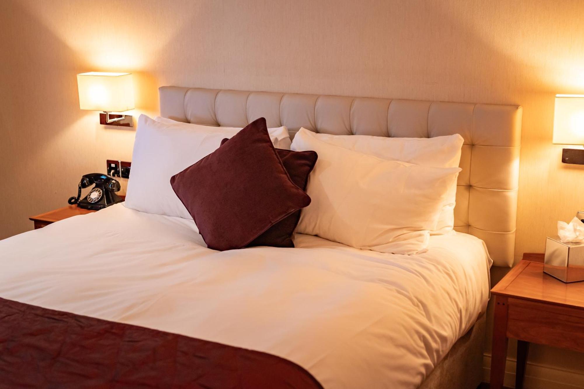 The Red Lion Hotel Хилингдън Екстериор снимка
