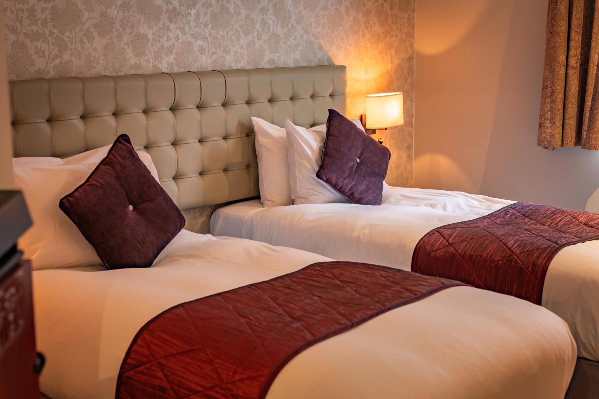 The Red Lion Hotel Хилингдън Екстериор снимка