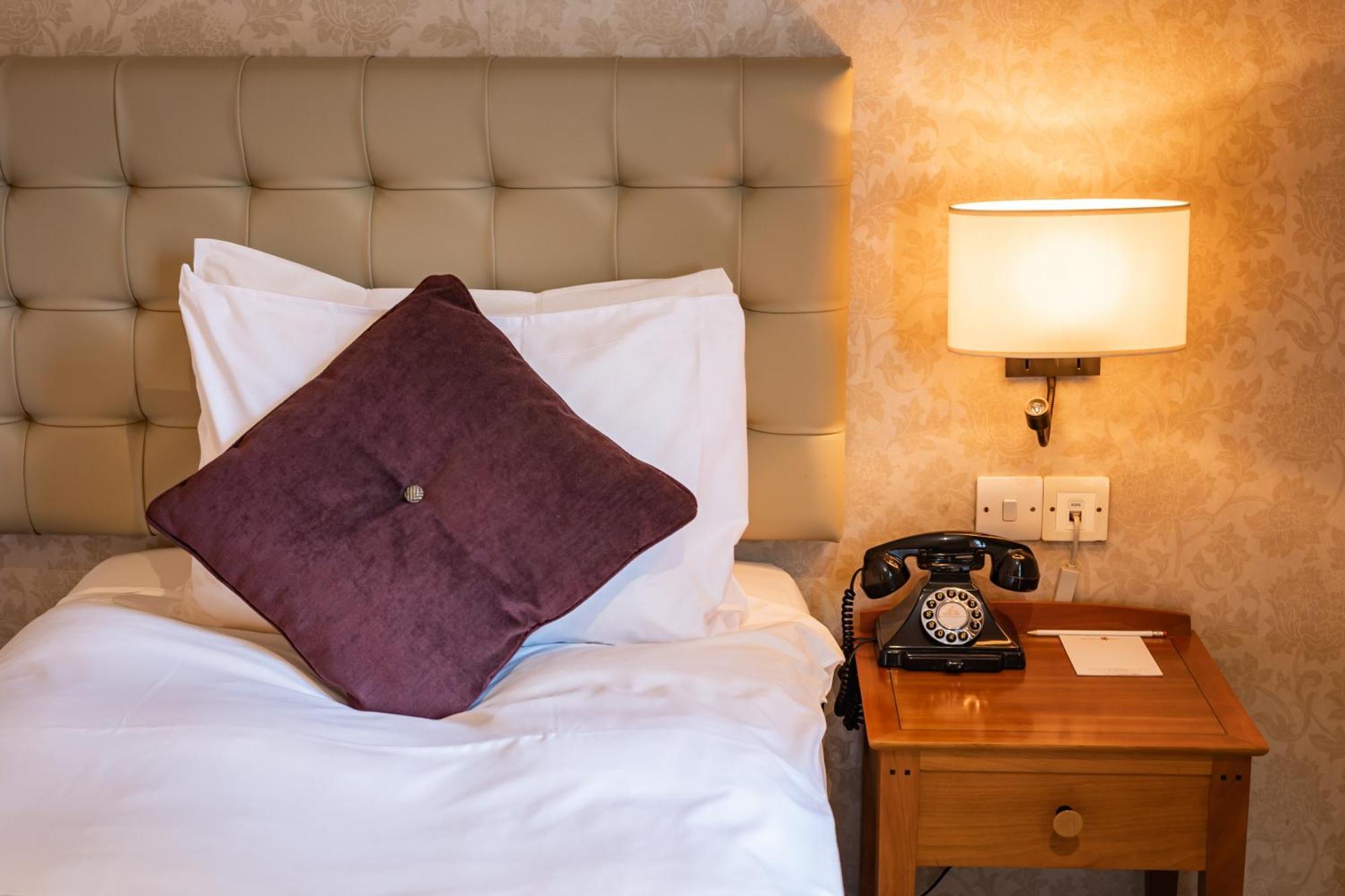 The Red Lion Hotel Хилингдън Екстериор снимка