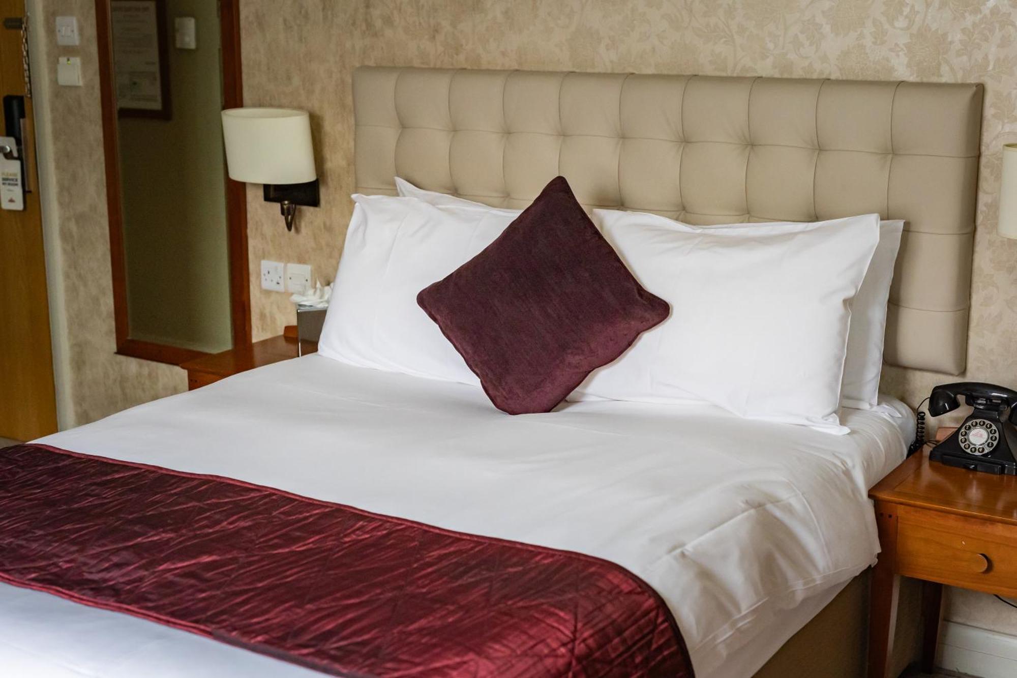 The Red Lion Hotel Хилингдън Екстериор снимка