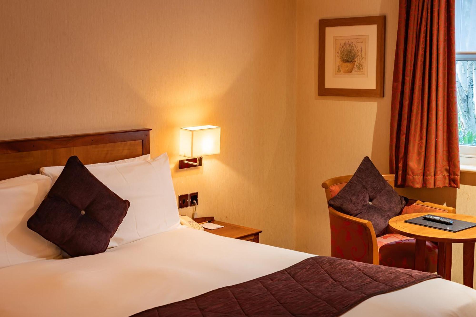 The Red Lion Hotel Хилингдън Екстериор снимка