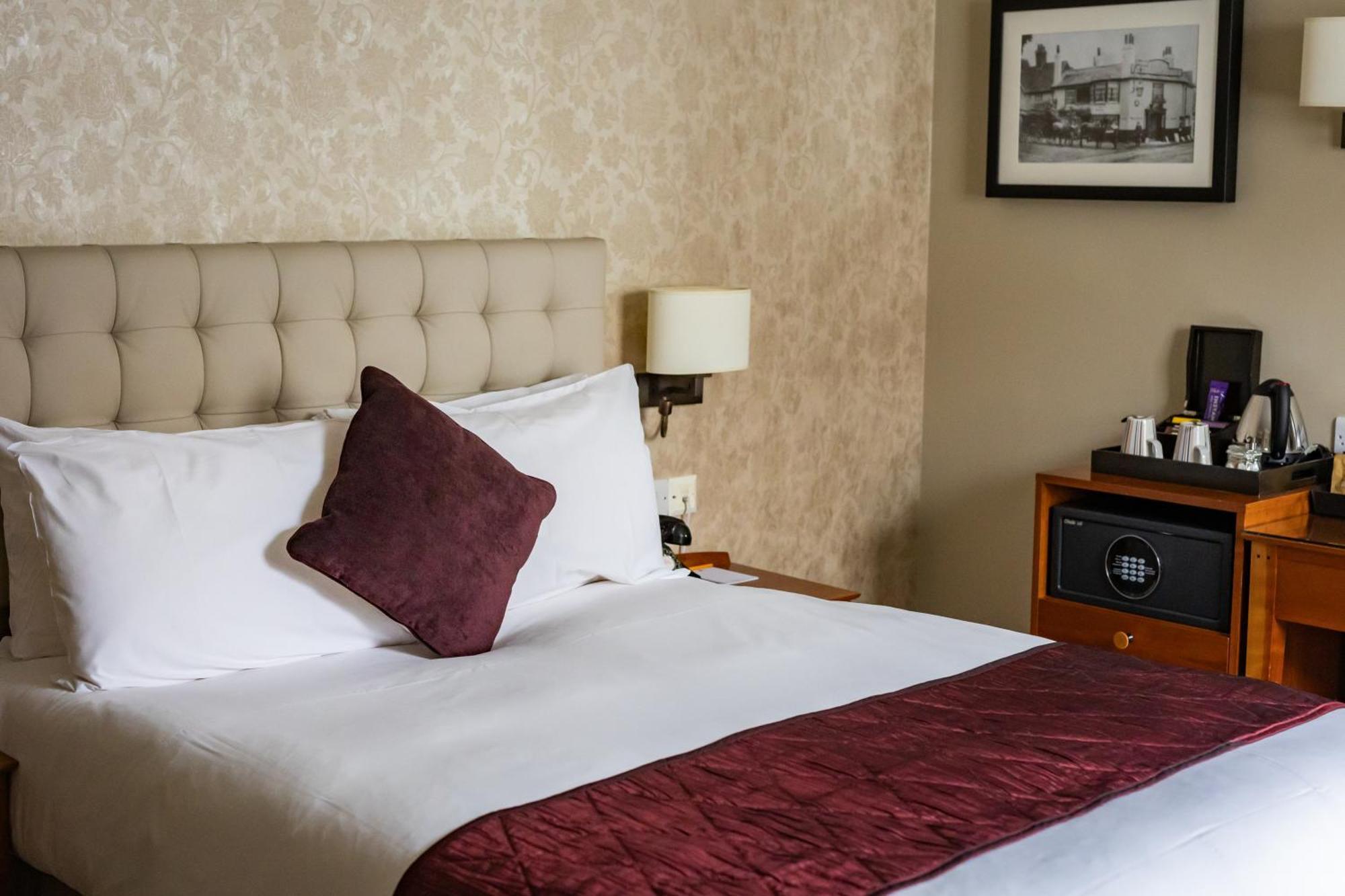 The Red Lion Hotel Хилингдън Екстериор снимка