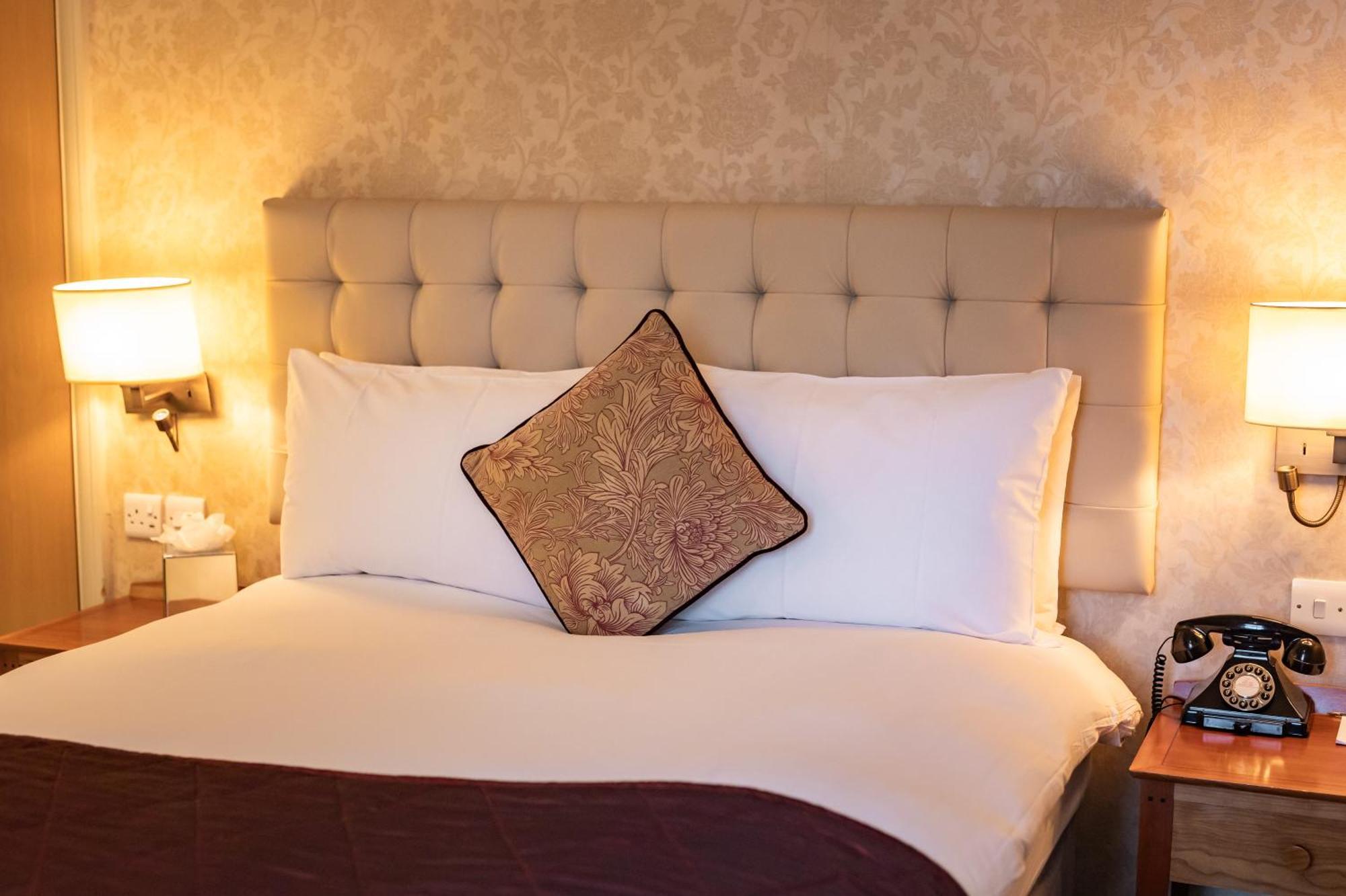 The Red Lion Hotel Хилингдън Екстериор снимка