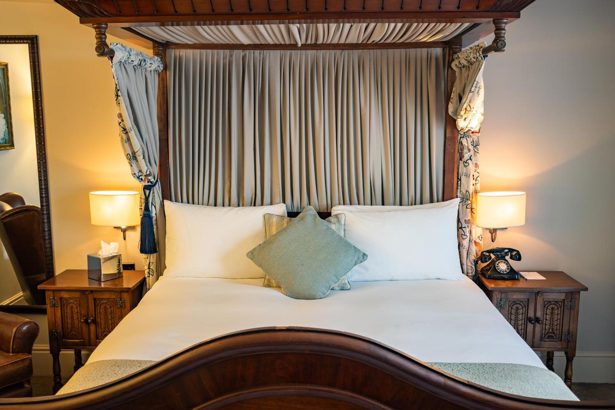 The Red Lion Hotel Хилингдън Екстериор снимка